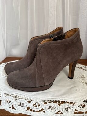NIB Clarks Artisan Kently Laila Booties 7.5 Dark Taupe Suede Platform Heel